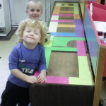 nové, barevné silnice v lesní školka Úvaly